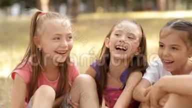 夏天孩子们在公园的草坪上玩得很开心，欢笑着，愉快地聊天。孩子的笑声。